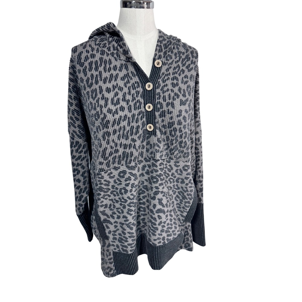 MoCo Boutique Women's S Gray Leopard Hoodie Sweatshirt Button Front Ribbed Trim‎